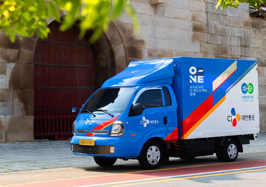 CJ대한통운이 네이버와의 협업을 강화하고 네이버 도착보장 서비스 입점 판매자들에게 혜택을 늘리고 있는 것으로 나타났다. CJ대한통운 제공